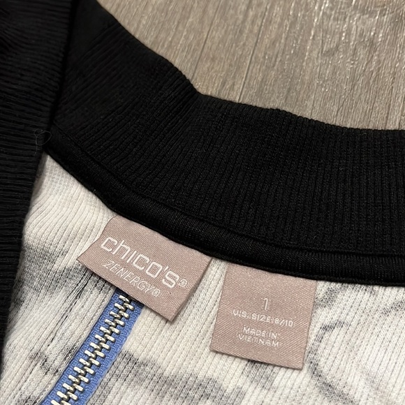 📌Chico's Zenergy floral print zipper black/blue/white tunic top size 1 - Picture 4 of 5